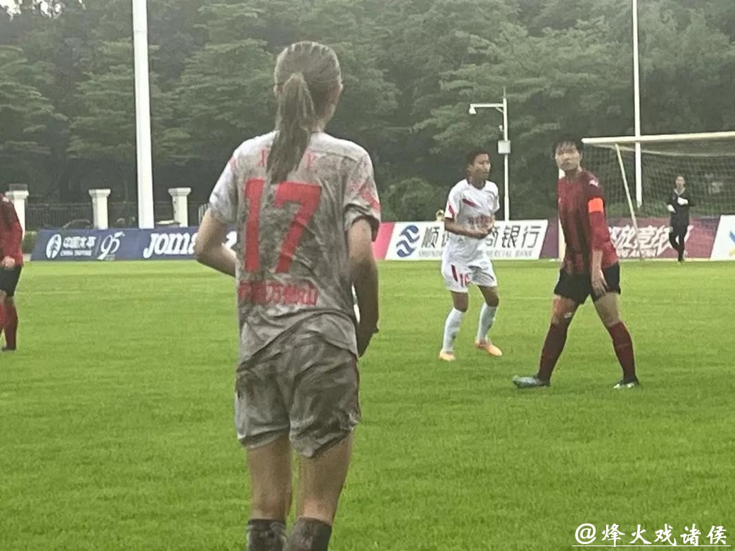 女足世界杯丨大比分输球后，她们的球迷在场外跳舞